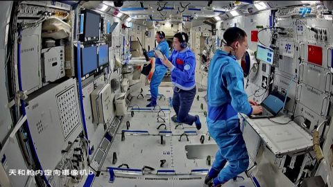 Астронавтите от „Шънджоу-21“ отправиха поздрав по повод Деня на Космоса