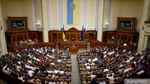 Депутатите от Върховната рада в Украйна бягат от отговорност. Радата иска да се саморазпусне пред страха от Русия