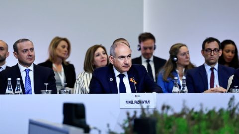 Ереванската седянка на Урсула: Когато брюкселският елит се плези на Путин, докато Европа потъва