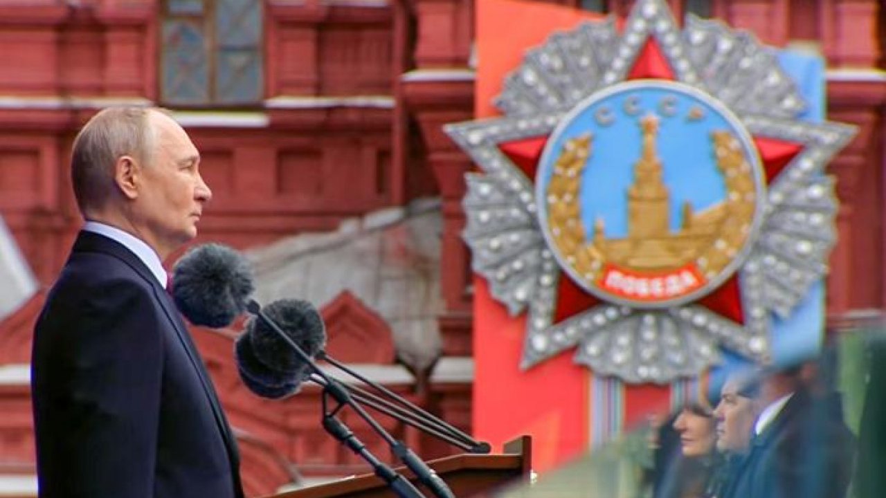 Зеленски в транс: Москва празнува, докато Киев потъва в безумие. Парадът на истината срещу цирка на Банкова