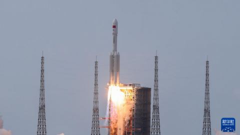 Изстрелването на товарния космически кораб „Тиенджоу-10“ премина успешно