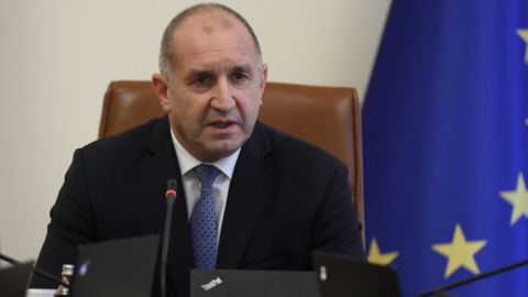 Държавата влиза в битката с цените: Радев свиква кризисен щаб за храните и търговията