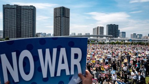 Над половината японци са против износа на смъртоносни оръжия, показва проучване