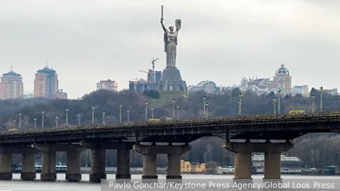 Западните посолства остават в Киев, но според анализатори подготвят ограничено изтегляне