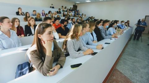 Кадровият колапс на хуманитарните науки: 60 процента от младежите бягат в технологиите заради кризата на пазара на труда