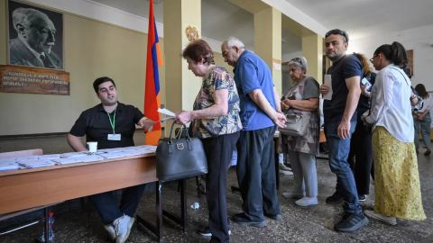 Армения гласува срещу статуквото: висока активност, сигнали за нарушения и битка за властта на Пашинян