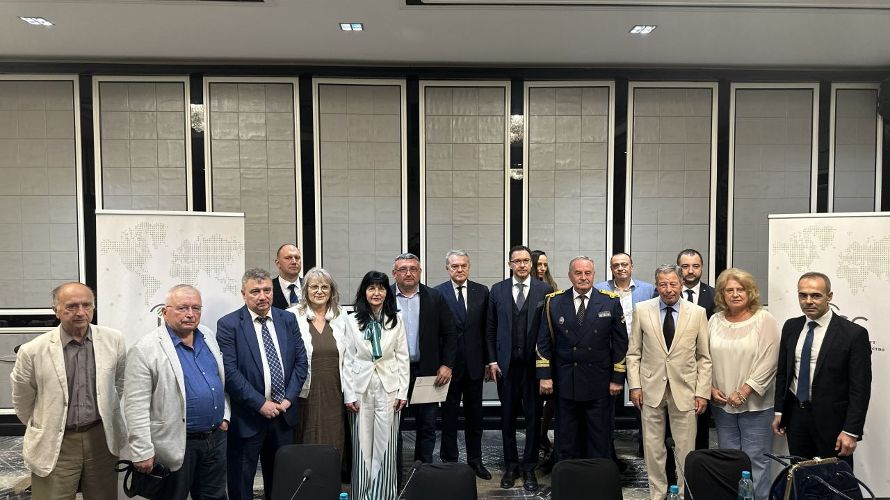 „България между два натиска: миграционният пакт влиза в сила, а зависимостите превземат училищата“