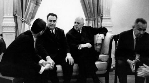 Дьо Гол търсеше Европа от Атлантика до Урал. Макрон я върна под американски надзор