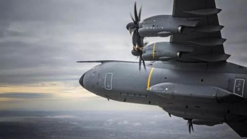 Защо Франция превръща транспортен самолет Airbus в летящ арсенал от ракети и дронове?
