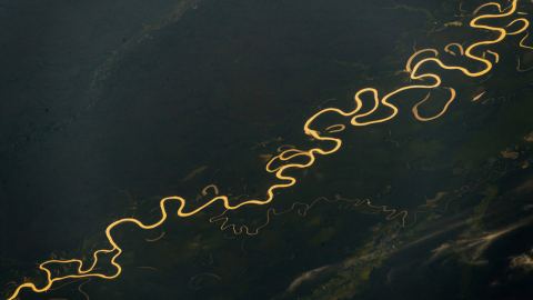 Пулсът на планетата от орбита: Как изглежда внушителната река Амазонка, заснета от Космоса?