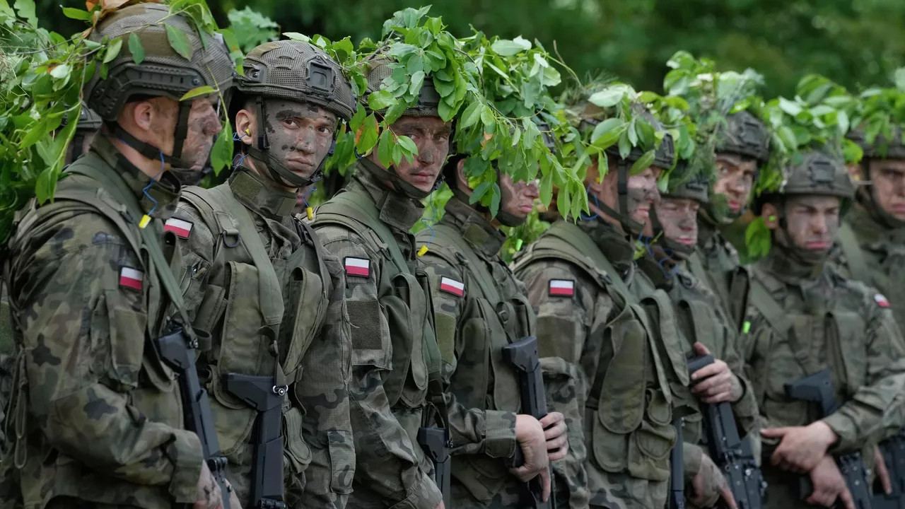 Полша декларира готовност за война с Русия, НАТО отрича планове на Москва за нападение