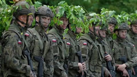 Полша декларира готовност за война с Русия, НАТО отрича планове на Москва за нападение