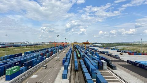 През първата половина на годината китайските железници са превозили над 2 млрд. тона товари