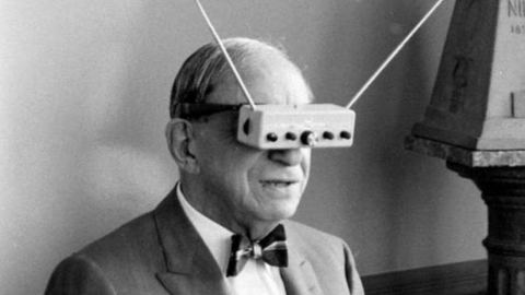 Назад в 1963 г.: Как един 79-годишен мечтател създаде телевизионните очила и предсказа бъдещето