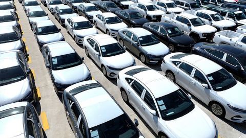 Близо половината от новорегистрираните автомобили в Китай са електромобили и хибриди