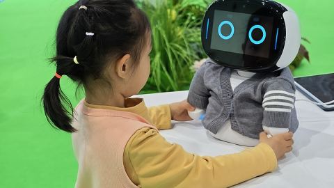 Китай въведе правила за ограничаване на емоционалната зависимост от базирани на изкуствен интелект чатботове