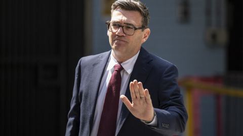 Новият лидер на лейбъристите Анди Бърнам става премиер и запазва досегашната линия в отношенията с Вашингтон и Киев