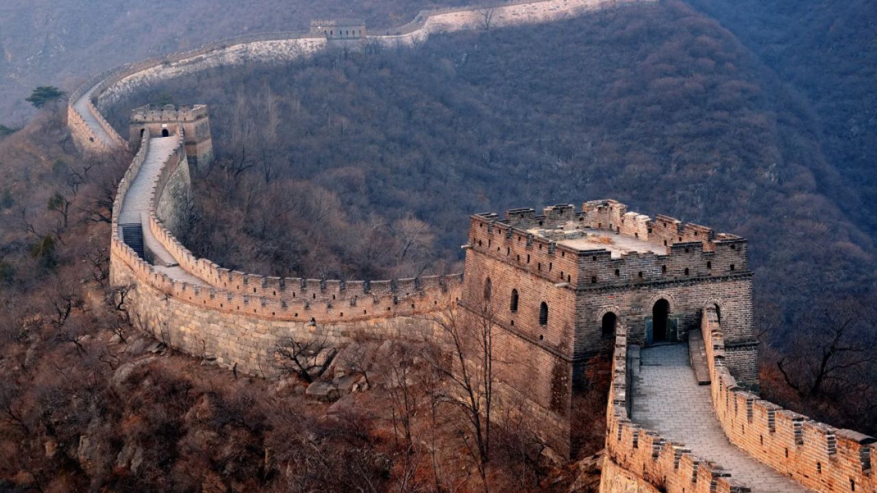 Каменната илюзия на Пекин: Защо 9000 километра отбранителна линия физически не правят военен смисъл