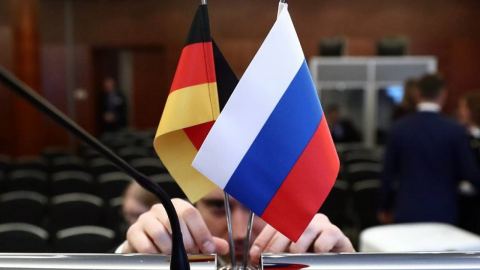 Сондажите в Баку: Тайният канал между Берлин и Москва не е за мир, а за спасeние на капитали
