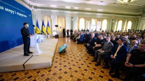 Киев превръща дипломацията в оръжеен брокераж: Дванадесетте тези на Зеленски