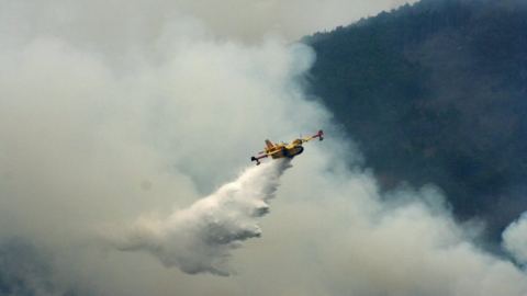 Морската вода срещу пламъците: Екологичната цена, за която калифорнийските пожарникари мълчат