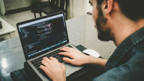 Криза в дигиталния сектор: Изкуственият интелект, генеративният код и опита да се провери кои програмисти са истински