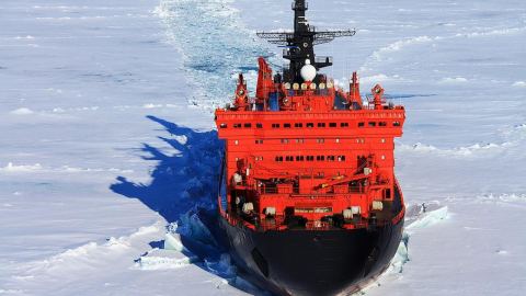 33 000 тона върху арктическия лед: Анатомия на огъването вместо разрязването