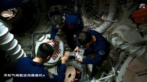 Екипажът на „Шънджоу-23“ успешно приключи космически ремонти на станцията