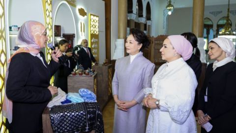 Първите дами на Китай и Египет посетиха изложба на традиционни занаяти