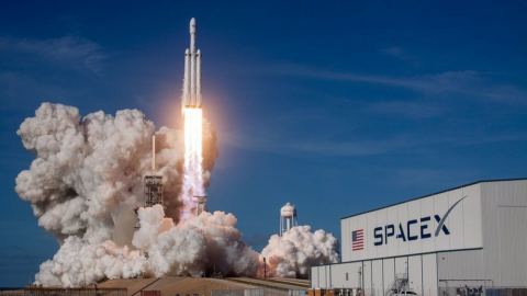 Цената на Титан: Сделката между SpaceX и НАСА за мисия с астрономическо оскъпяване