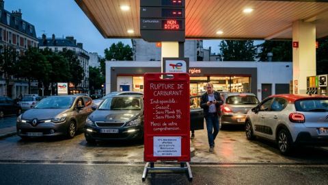 Франция отчита недостиг на гориво в 10% от бензиностанциите си, правителството търси внос и гъвкавост от Брюксел