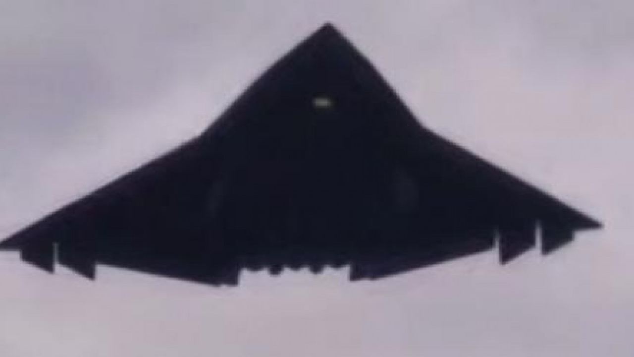 Китайският свръхтежък изтребител от шесто поколение J-36 и новата му оръжейна концепция.