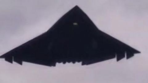 Китайският свръхтежък изтребител от шесто поколение J-36 и новата му оръжейна концепция.