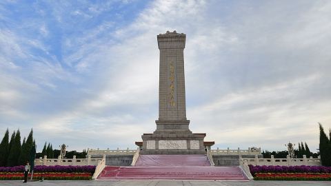 Проведе се церемония по полагане на венци на Паметника на народните герои