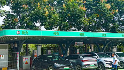 Зареждането на електромобили по магистралите в Китай отбеляза рязък ръст по време на празниците