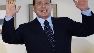 Берлускони, се сгоди, фенка