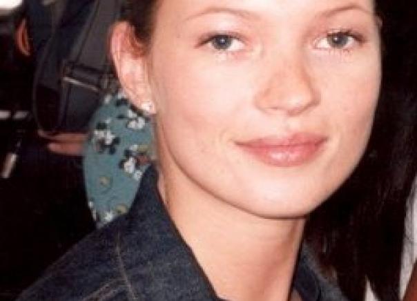 Билборд с лика на Кейт Мос падна върху четирима минувачи - Поглед Инфо