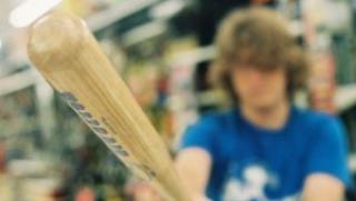 мъж, убийство, майка, дървена бухалка