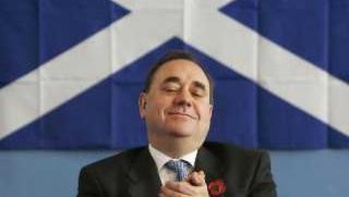 Салмънд, Англия, се изнервя