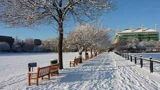 Облаци, слаб сняг, неделя