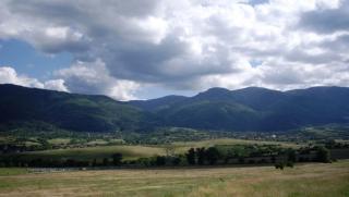 Времето, топло, облачно, 27 април