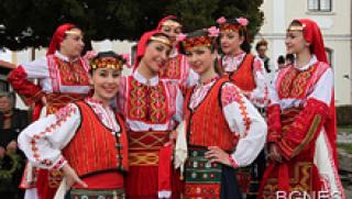 Светла сряда, играят, обичаи, Мара Лишанка, Ладино хоро