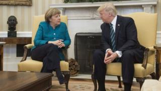 Тръмп, ръка, Меркел