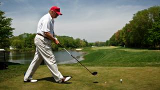 Independent, разкритикуваха, Тръмп, туити, голф, траур, Маккейн