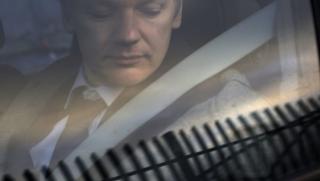 Асанж , Москва