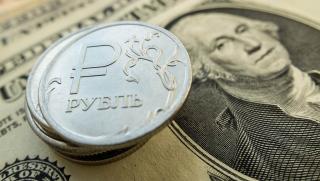 Доларът на фондовата борса падна до 58 рубли еврото към