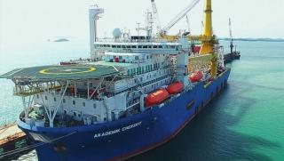 Тръбополагащ кораб, Газпром, Америка, сложен избор