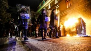 Daily Mail: Новите ограничителни мерки провокираха протести в Европа Daily Mail, ограничителни мерки, протести, Европа