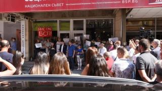 Над 200 души поискаха оставката на Нинова на импровизиран митинг на "Позитано-20" /ВИДЕО/ 200 души, оставка, Нинова, митинг, Позитано-20
