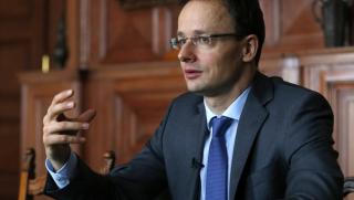 Унгарският външен министър Петер Сиярто каза че светът не се